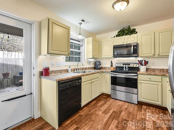 5th image of 7 Mahogany Rd