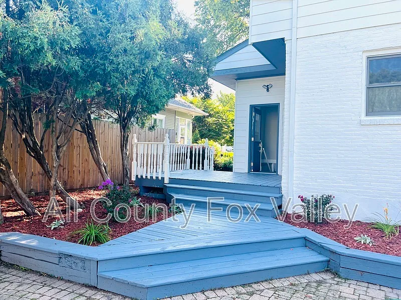 2 bed, 1.0 bath, $2,500 — Photo 1
