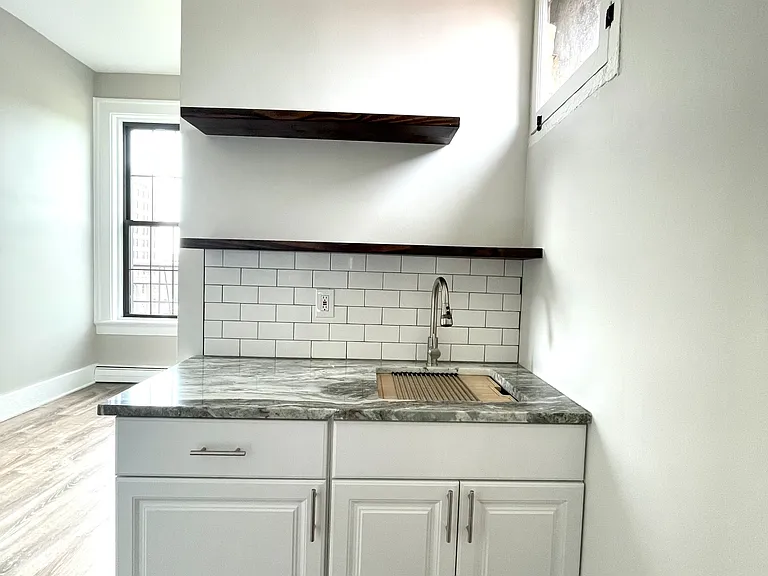 132 W Court St — Photo 2