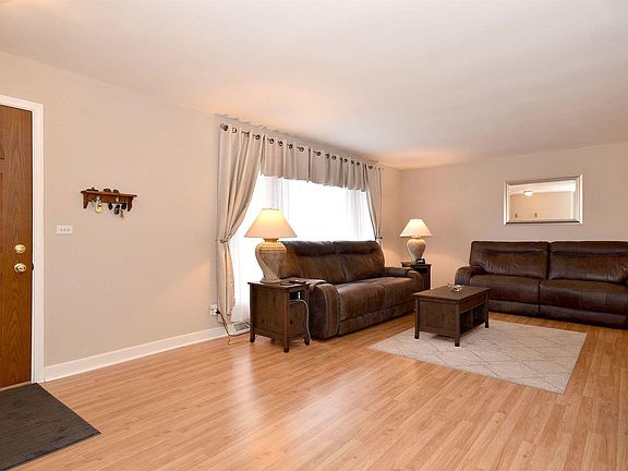3rd image of 2634 Woodridge Dr