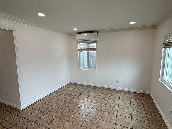3rd image of 776 Woodlawn Ave APT B
