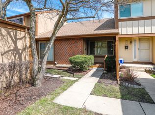 551 N Woodfield Trl, Roselle, IL 60172