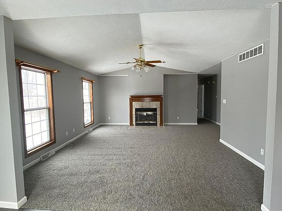 3rd image of 17 Bittersweet Rd
