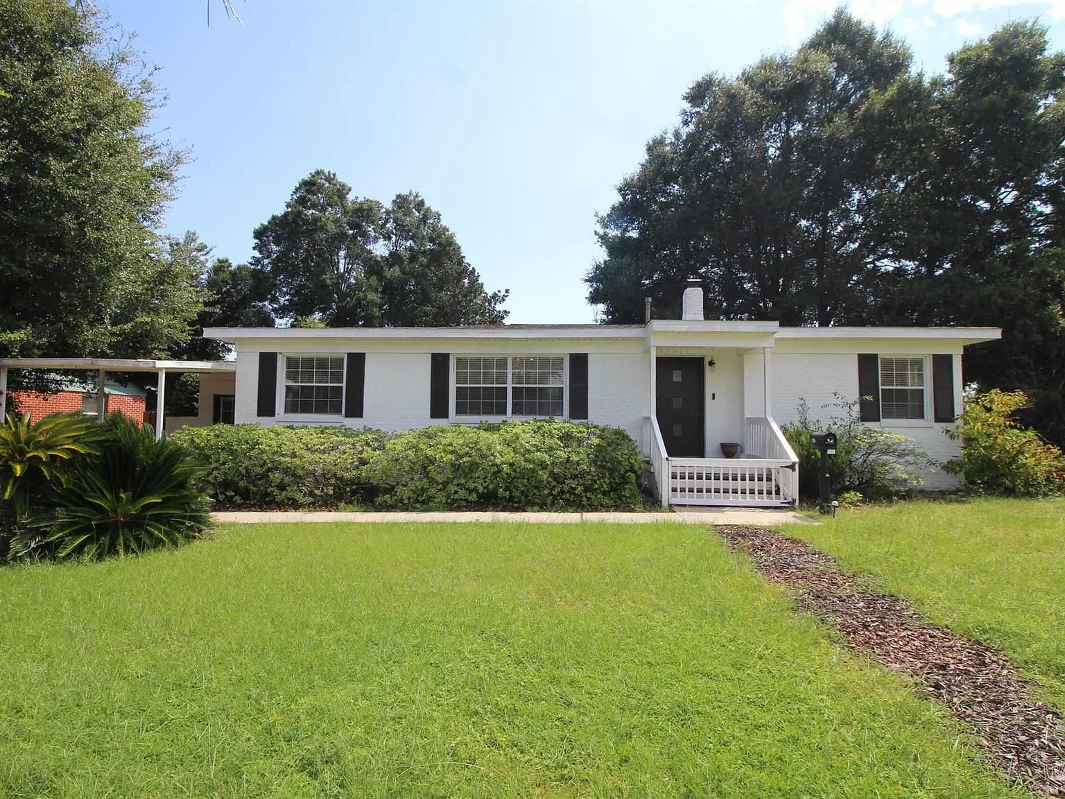 4 bed, 1.0 bath, 1475 sqft, $1,800 — Photo 2