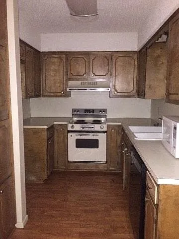 950 W 31st St #9 — Photo 9