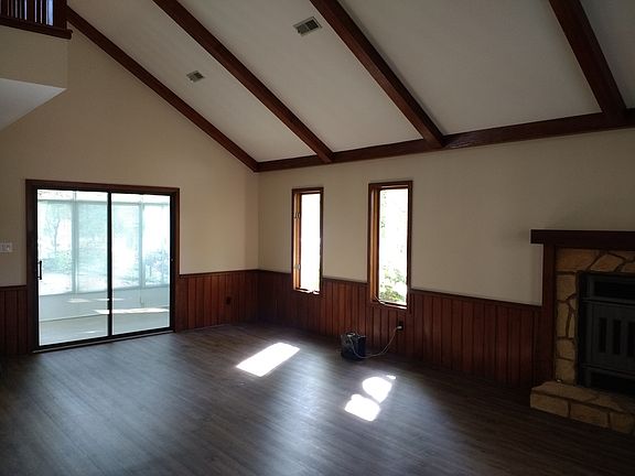 3rd image of 104 Carrisbrooke Ln