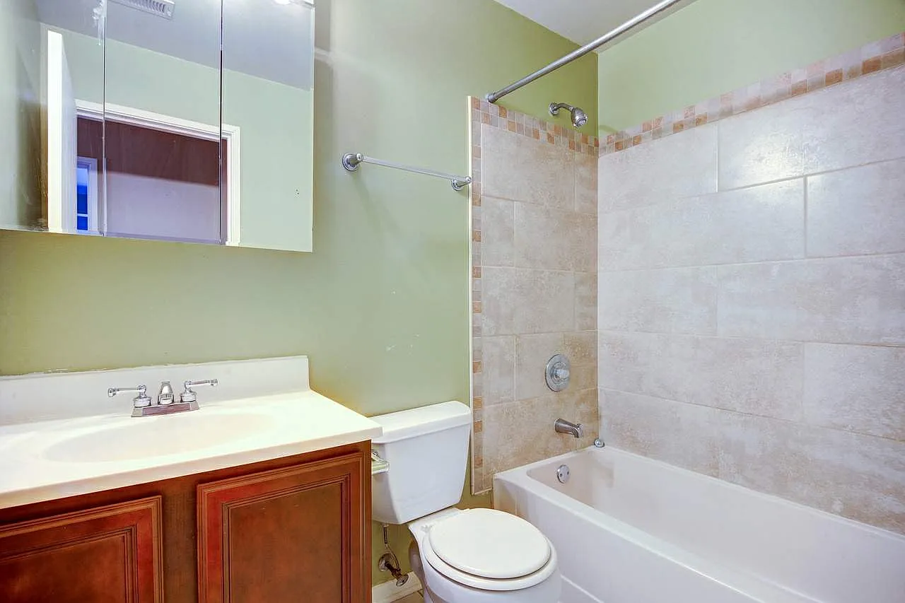 2 bed, 1041 sqft, $1,900 — Photo 2