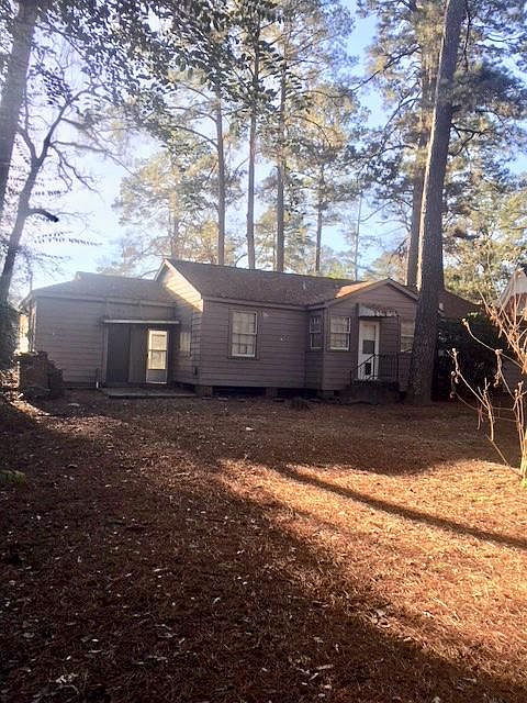 Spacious app acre back yard view