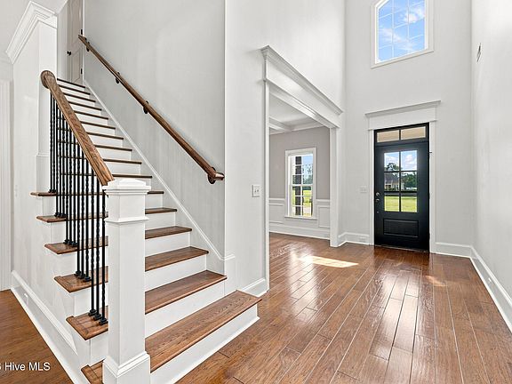 4th image of 410 Olde Towne Drive