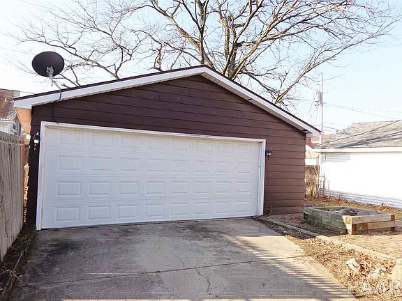 5th image of 804 W Meadows Pl