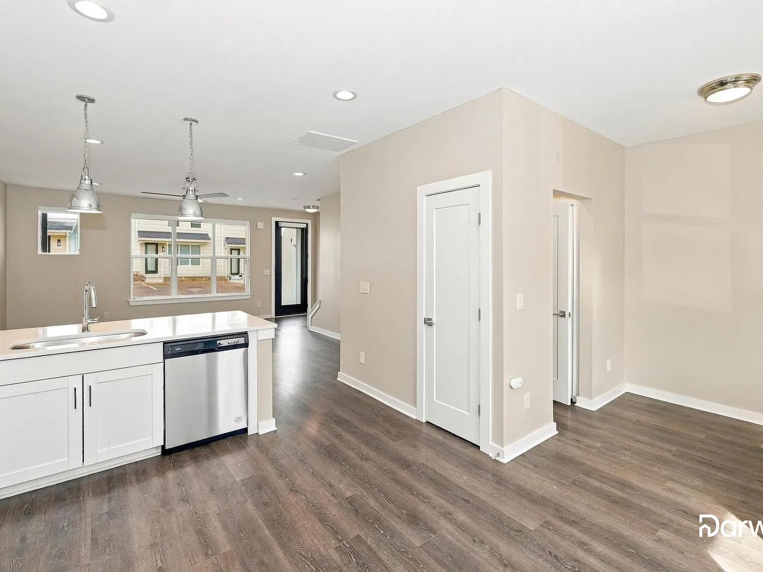 3 bed, 2.0 bath, 1309 sqft, $1,645 — Photo 2