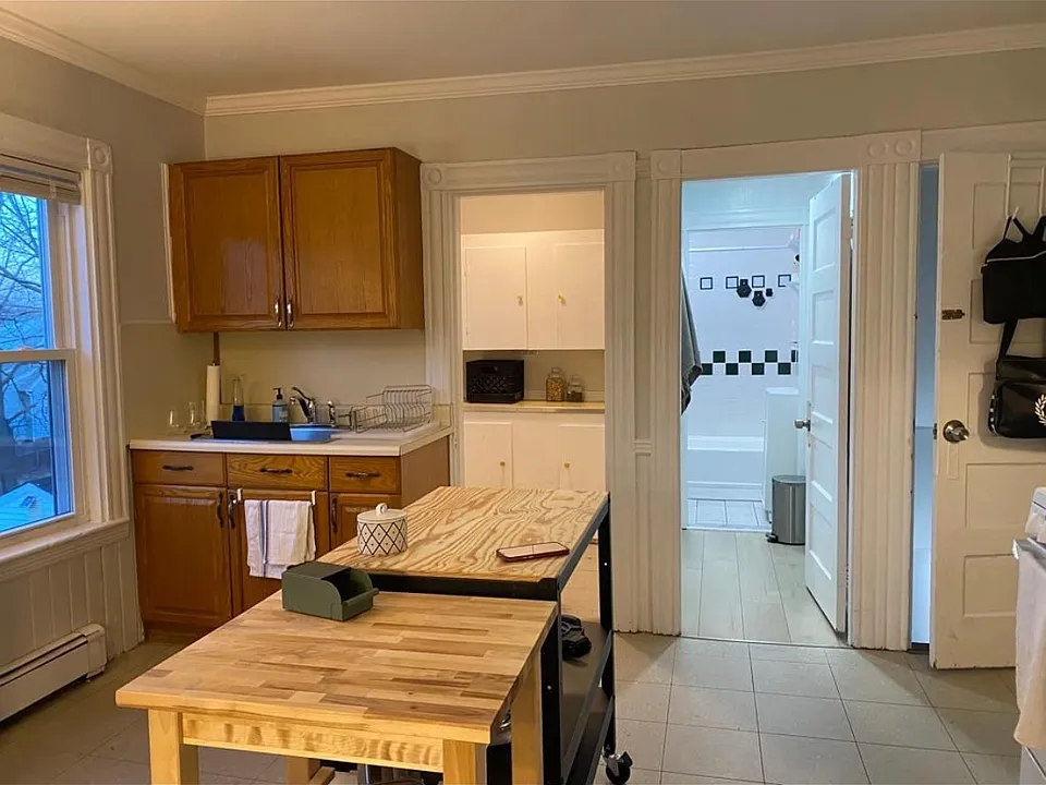 48 Albertina St #2