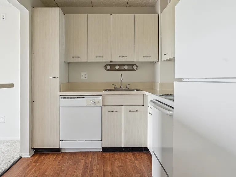 Lincoln Tower Apartments — Photo 47