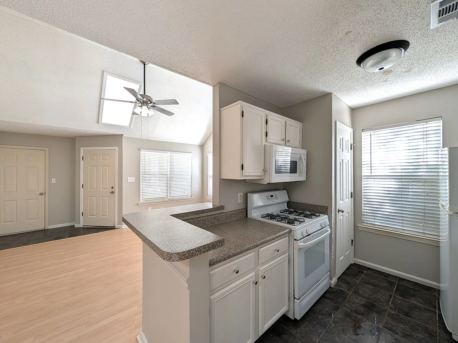 3 bed, 1302 sqft, $2,200 — Photo 4