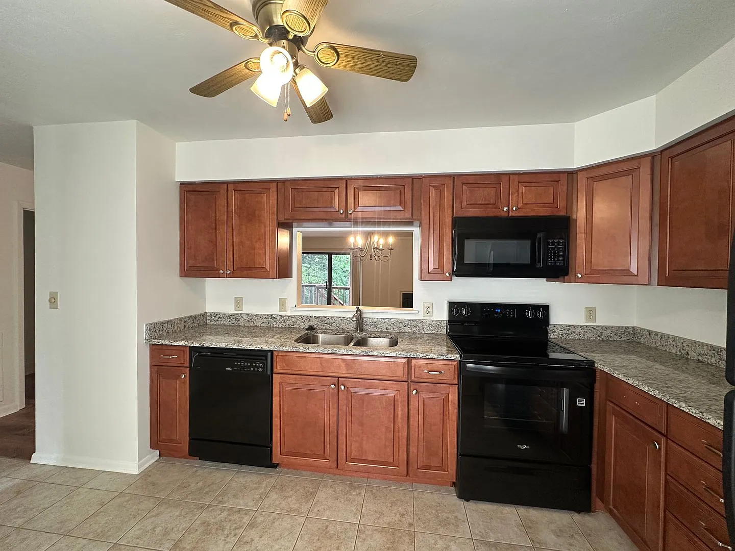 SW County Townhome — Photo 3