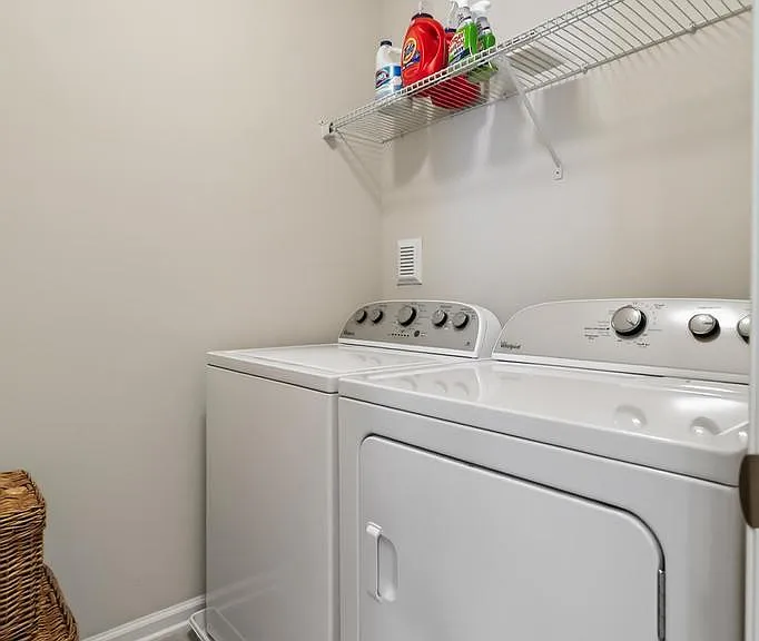381 Richmond Dr — Photo 29
