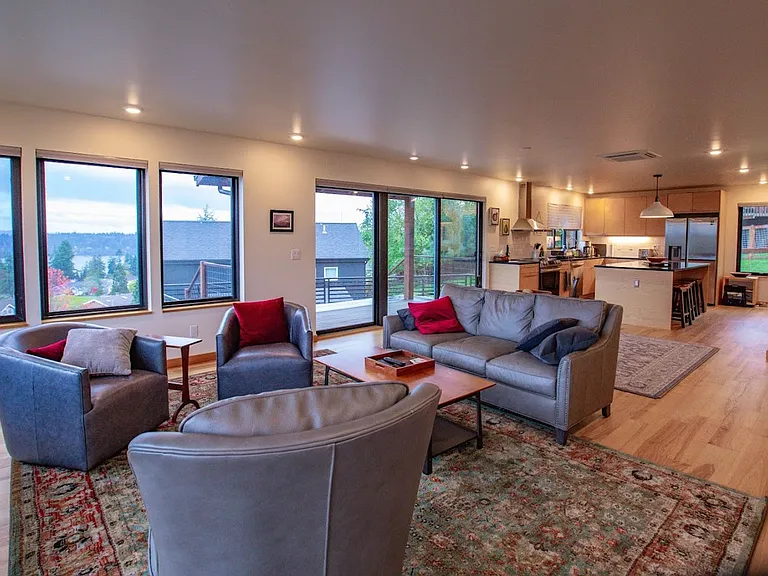 4896 Harbor Hills Dr — Photo 3