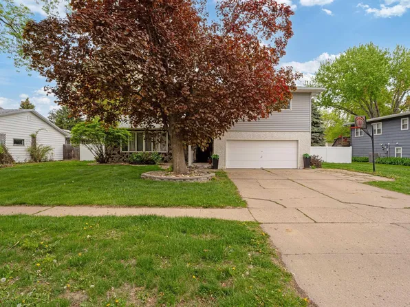 1200 Crestview Dr, Vermillion, SD 57069