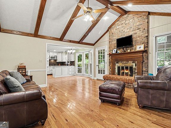 3rd image of 410 Saddle Lake Dr