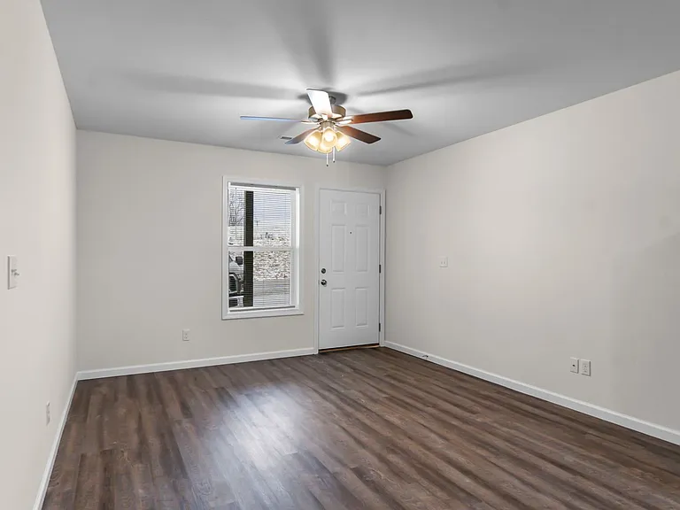 225 Iylas Ln — Photo 2