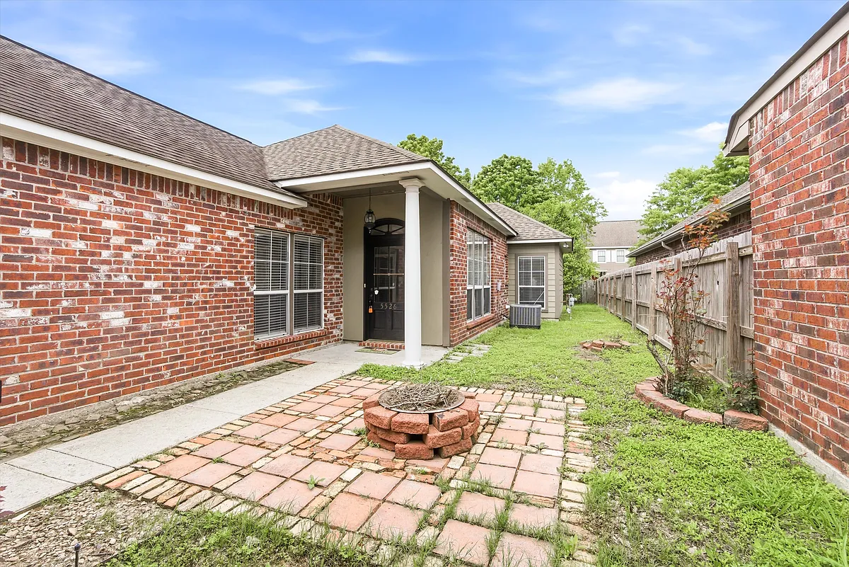 Building Photo - 5526 Ducros Dr