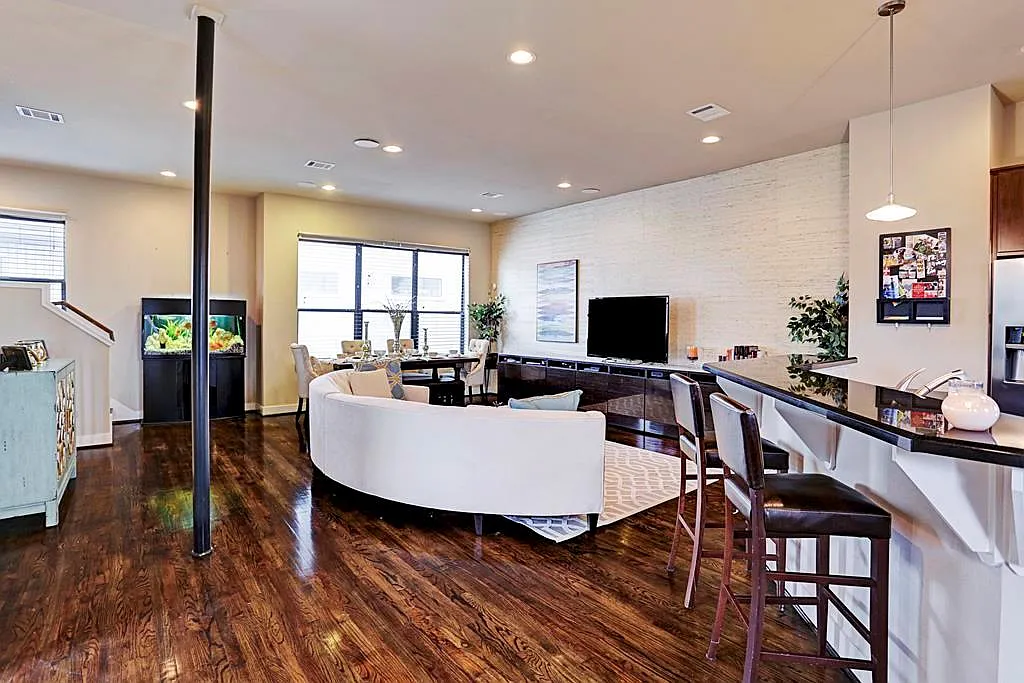 3 bed, 3.5 bath, 2452 sqft, $3,000 — Photo 3