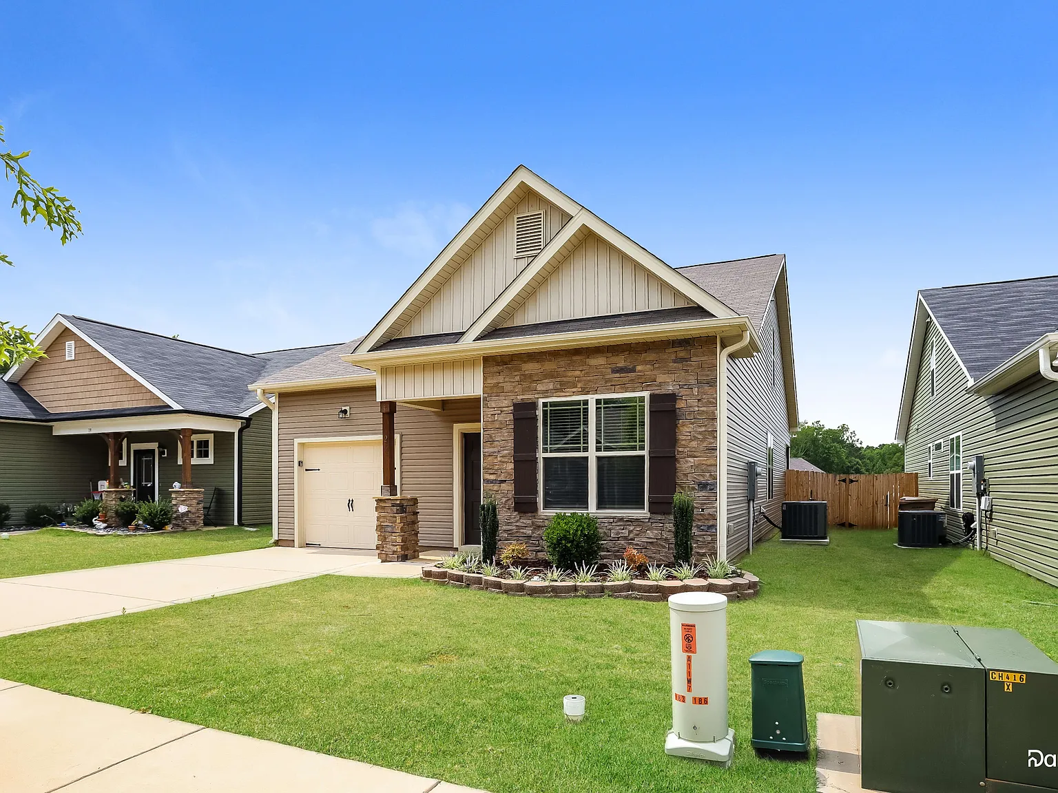 4 bed, 2.5 bath, 1697 sqft, $2,150 — Photo 2