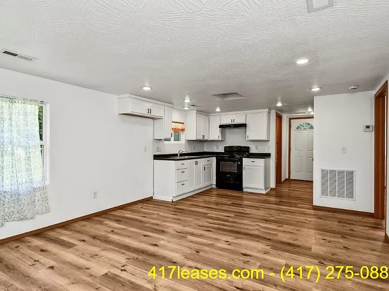 2518 N Weller Ave — Photo 3