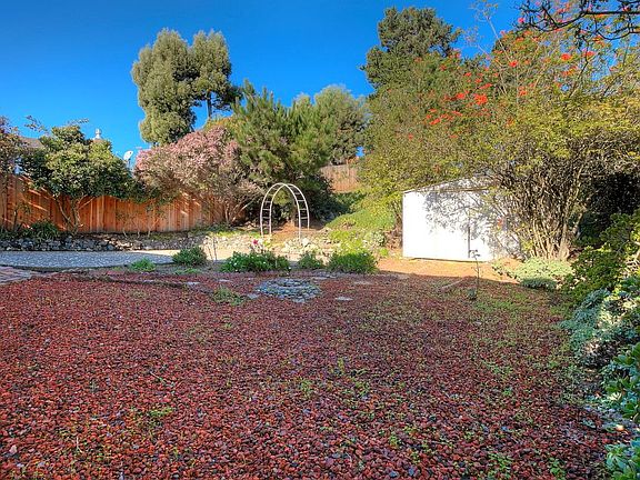 3rd image of 216 Cuesta Dr