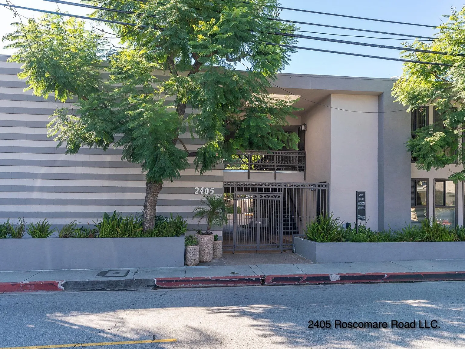 The Roscomare Apartments — Photo 2