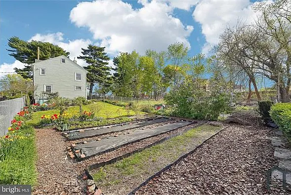 1642 Haines St — Photo 24