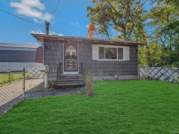 92 Grand Boulevard, Wyandanch, NY 11798