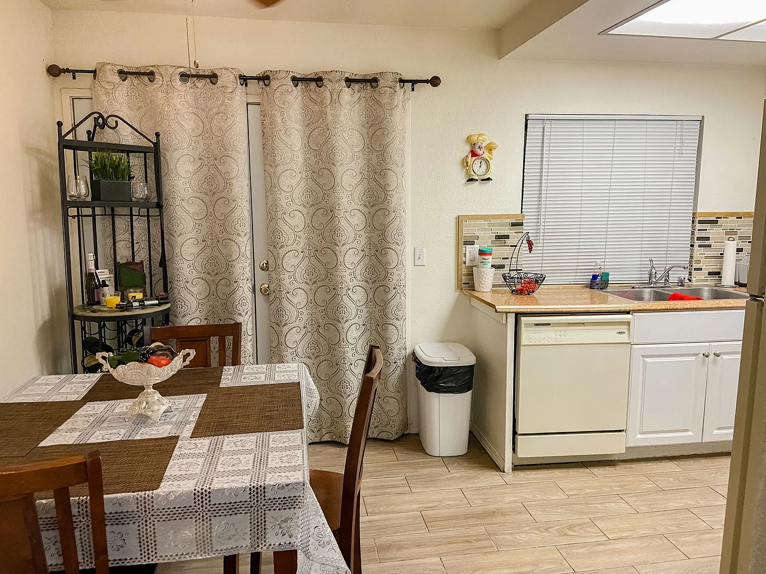 2 bed, 1.5 bath, 986 sqft, $1,785 — Photo 3