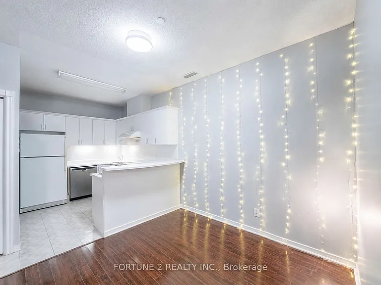 393 King St W #905 — Photo 8