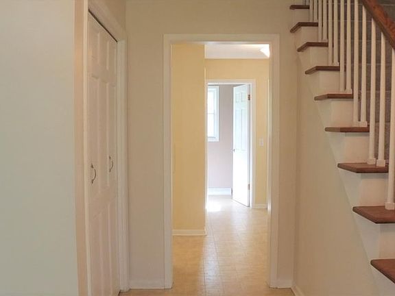 3rd image of 262 Tanglewood Trl