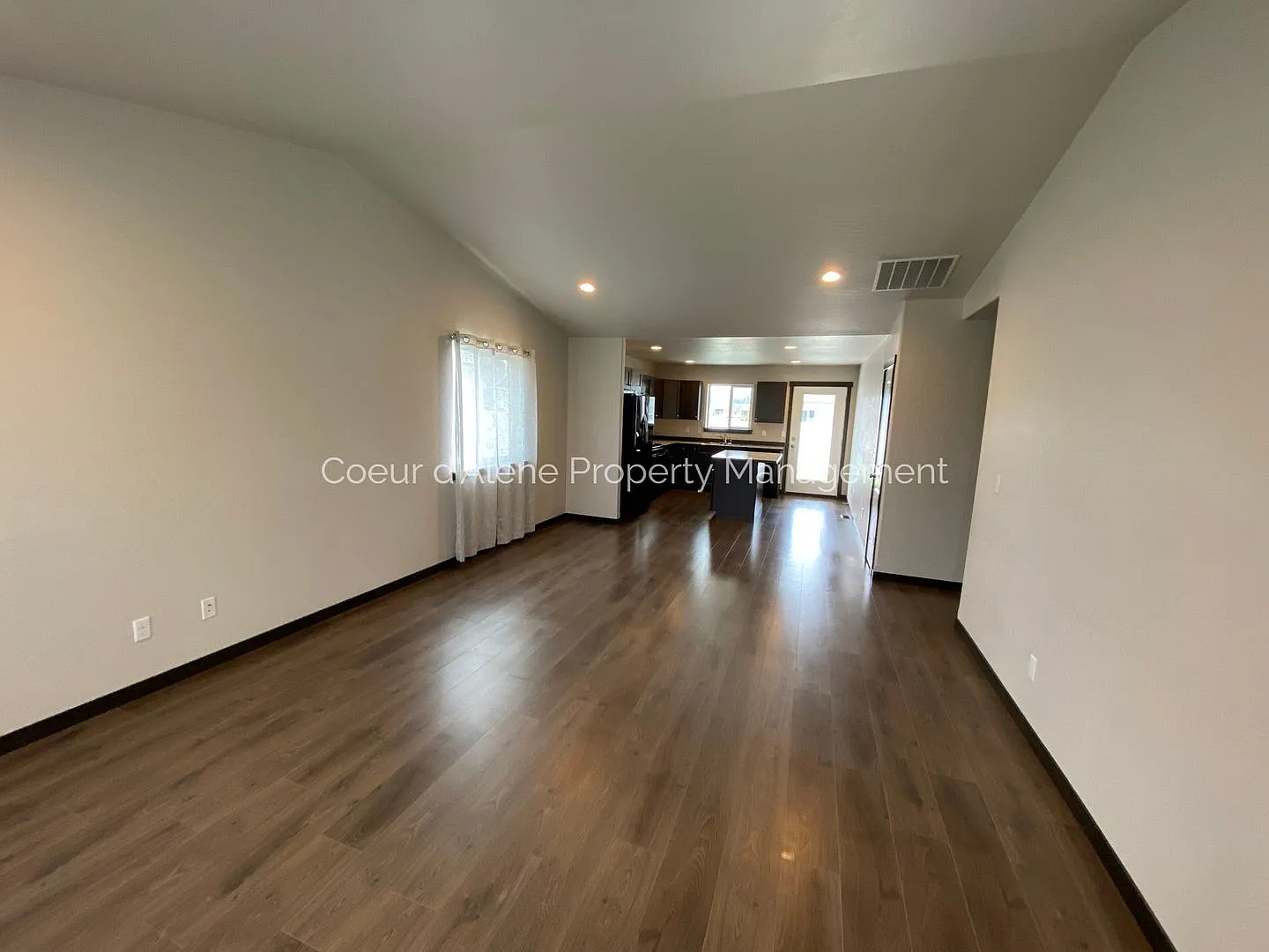 3 bed house on corner lot in Crown Pointe! — Photo 4