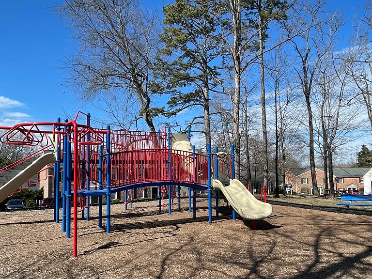Blue Ridge Crossing Apartments & Townhomes — Photo 13