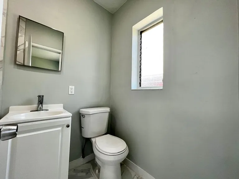 806 NW 7th Ter — Photo 15