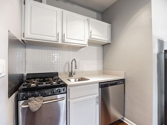 2nd image of 1142 N La Salle St #521