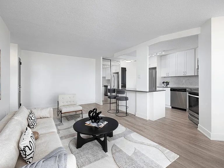 3122 Hurontario St — Photo 14