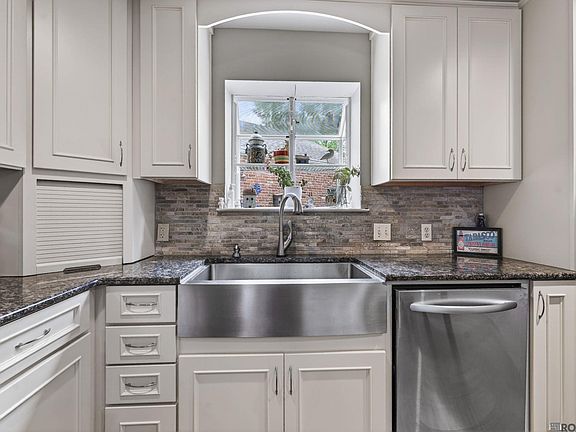 4th image of 1778 Applewood Rd