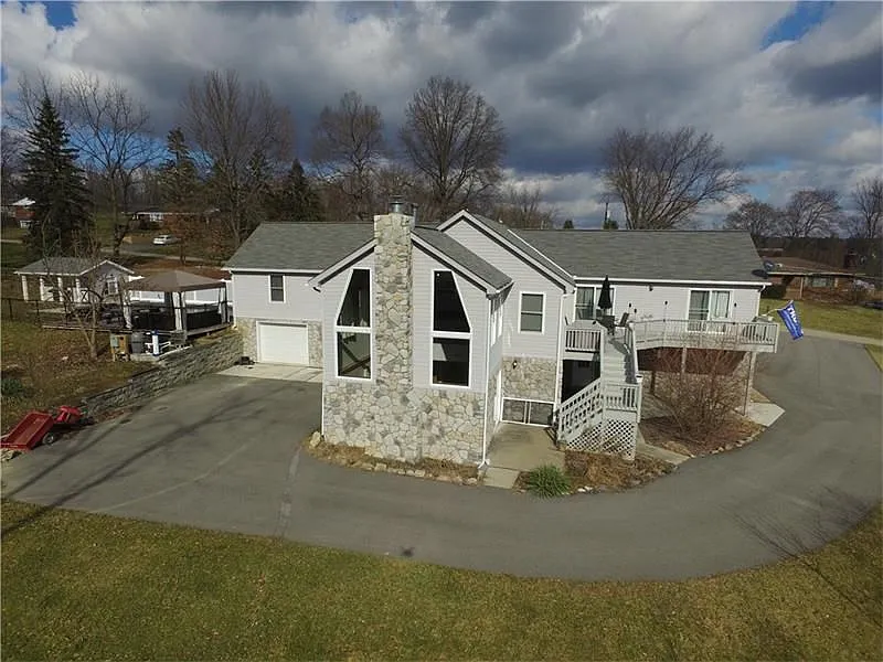 105 McClintock Dr photo 1