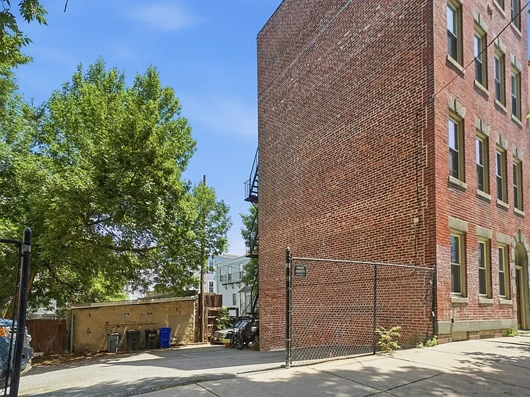 142-146 Everett St #2 — Photo 16