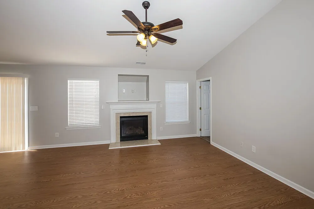 3 bed, 2.0 bath, 1500 sqft, $2,410 — Photo 4