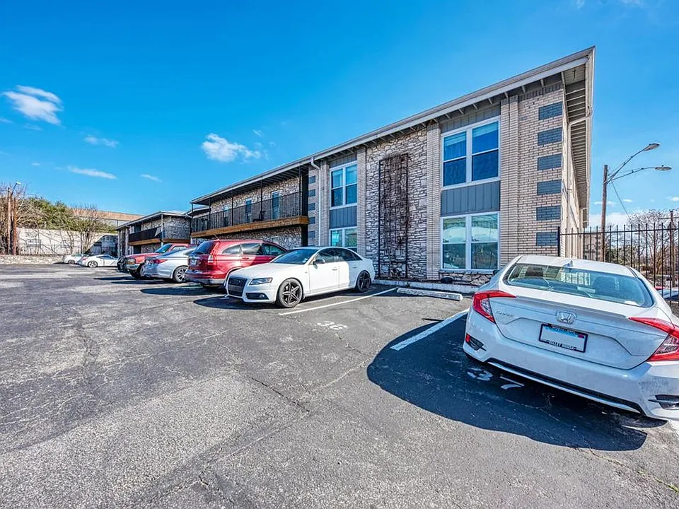 2401 Manor Rd #106