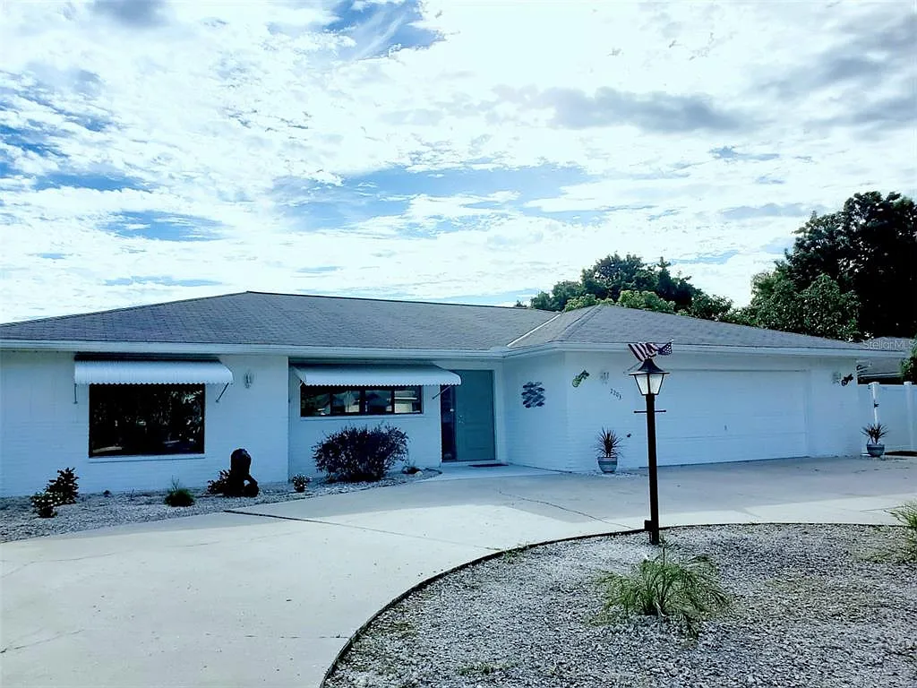 3 bed, 2.0 bath, 2013 sqft, $4,300 — Photo 2