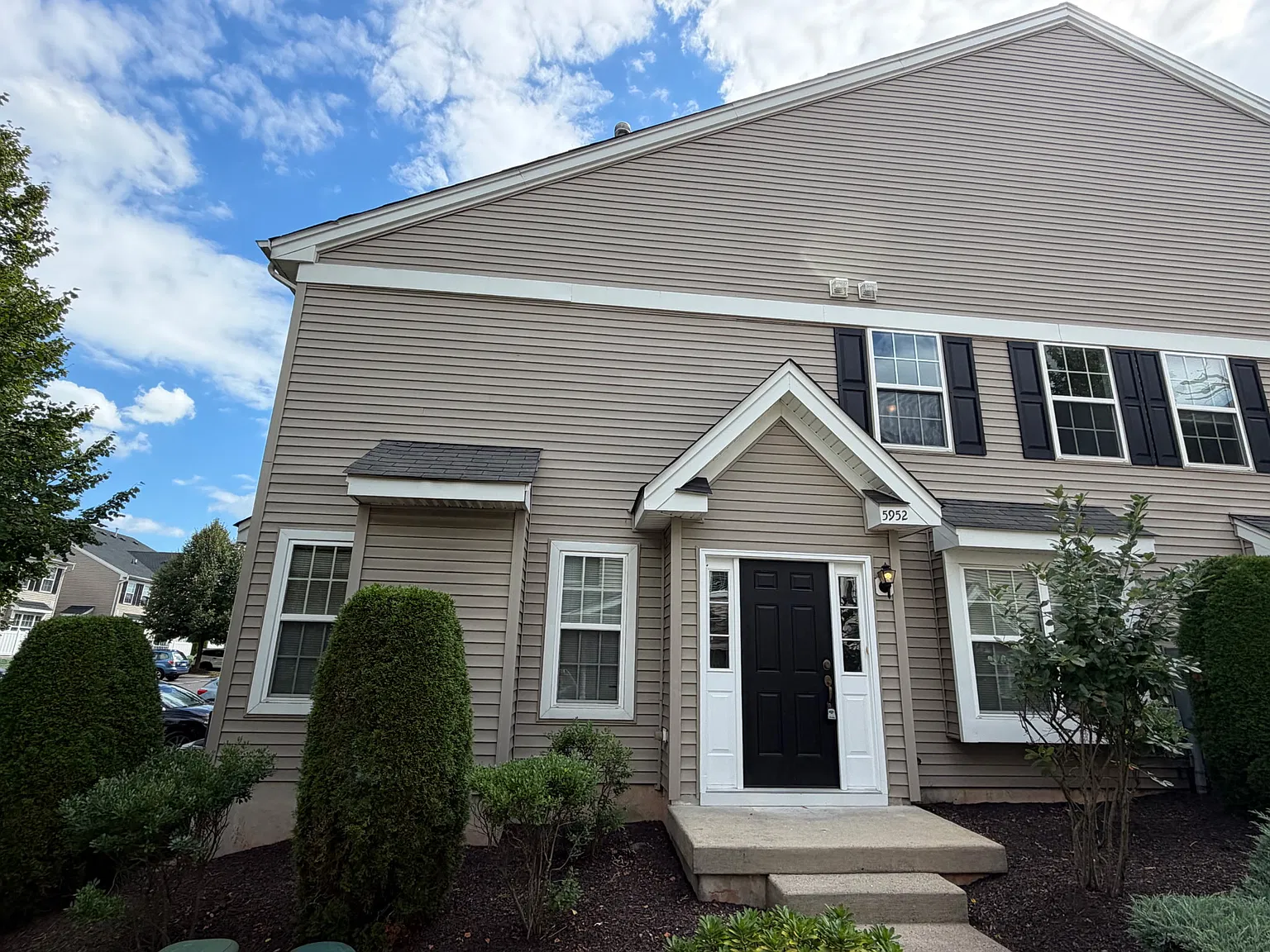 3 bed, 2.5 bath, 1730 sqft, $2,300 — Photo 2