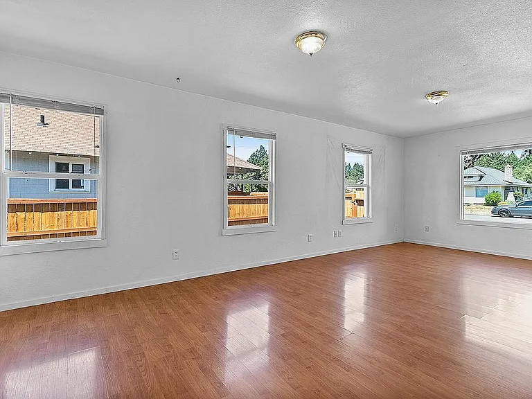 506 Louviers Ave — Photo 8