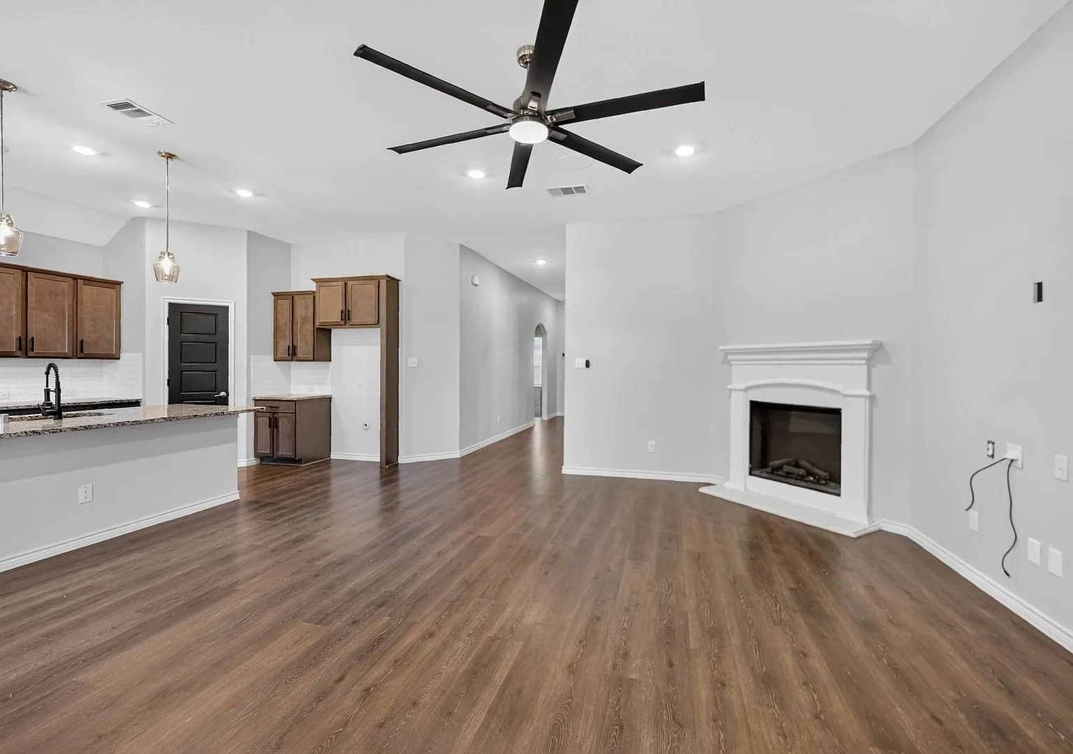 Charming and Modern 4 Bedroom, 2 Bathroom Home in Pilot Point TX!! — Photo 3