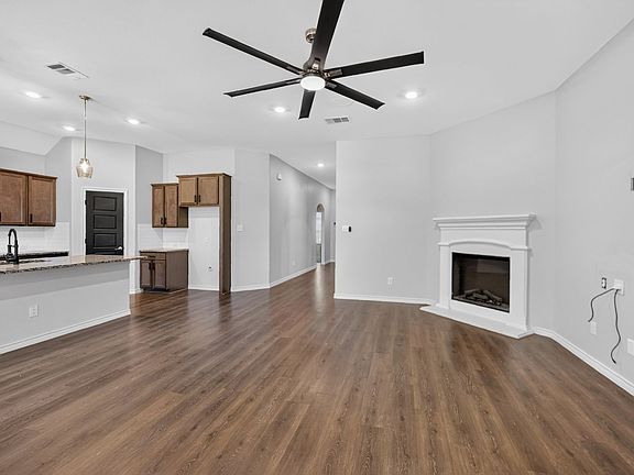 3rd image of 108 Lakeview Cir